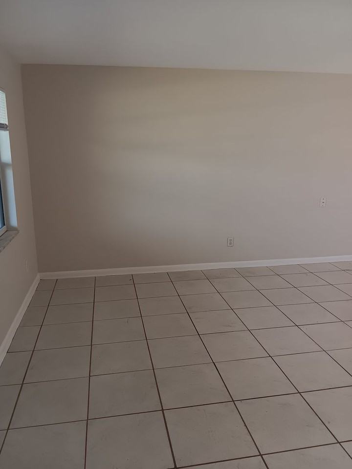 312 Ne 11th Pl - Photo 3 of 18