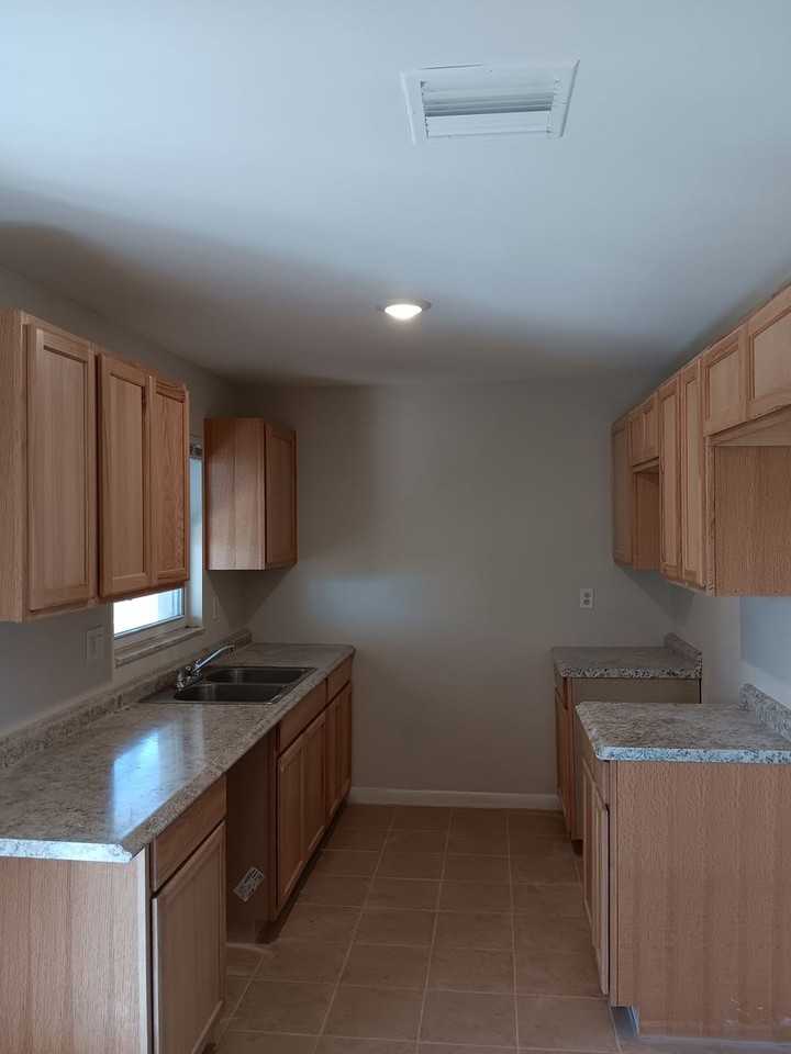 312 Ne 11th Pl - Photo 5 of 18