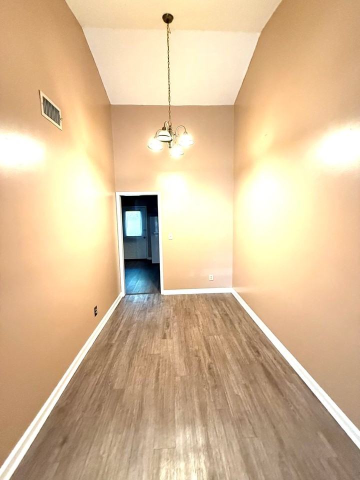 5720 Worchester Dr - Photo 4 of 10