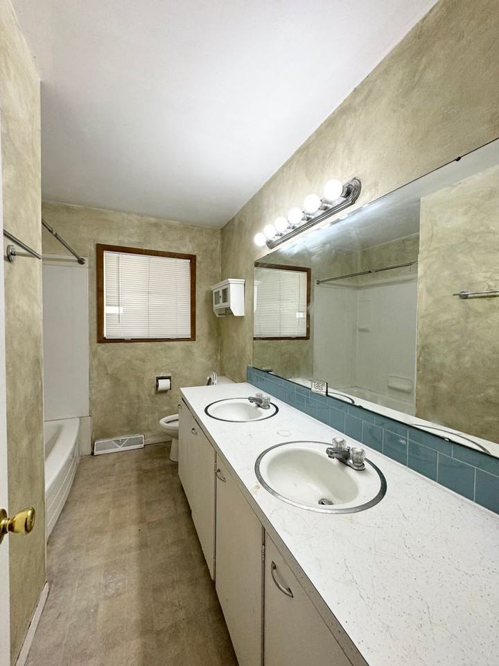 1120 S Bryan Ave - Photo 7 of 14