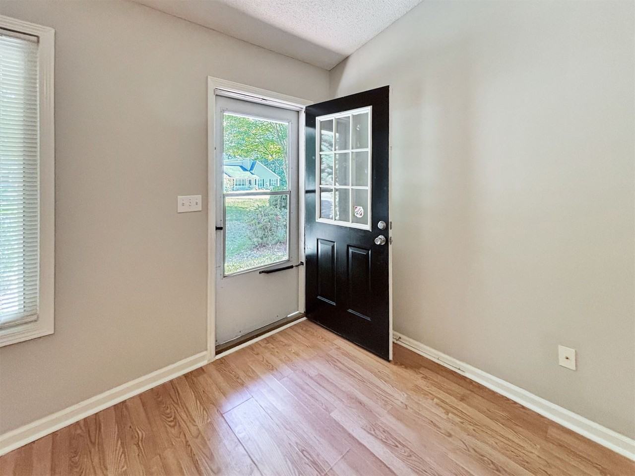 1497 Chaseway Cir - Photo 5 of 33