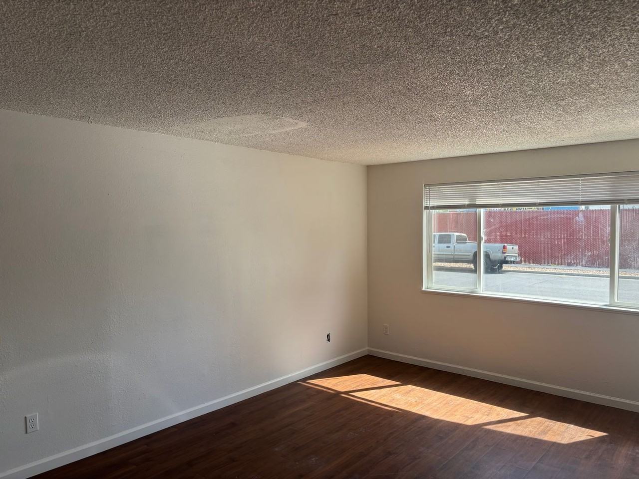819 Nw 7th St - Photo 5 of 13