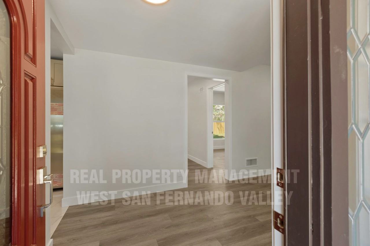 9801 Columbus Ave - Photo 5 of 50