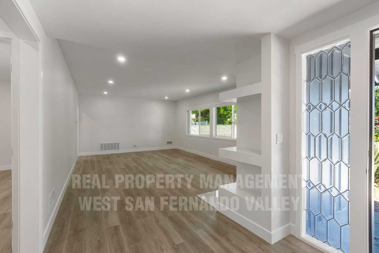 9801 Columbus Ave - Photo 6 of 50