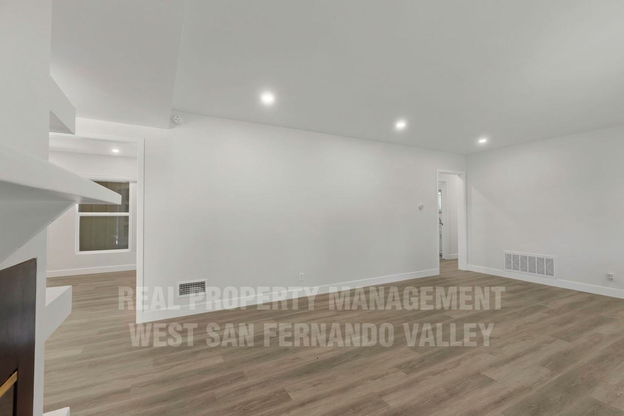 9801 Columbus Ave - Photo 7 of 50