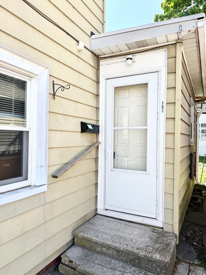 102 W Middle St - Photo 2 of 10