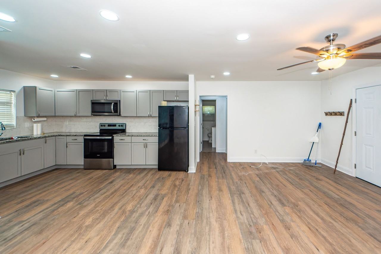 6933 Raymond Ave - Photo 7 of 33