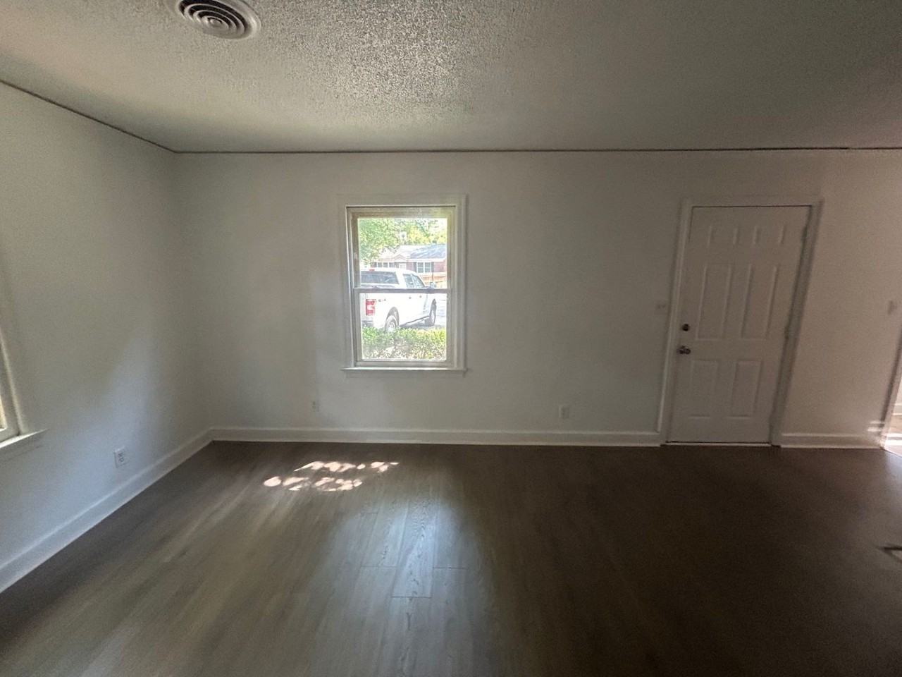 823 S Kilbourne Rd - Photo 3 of 18