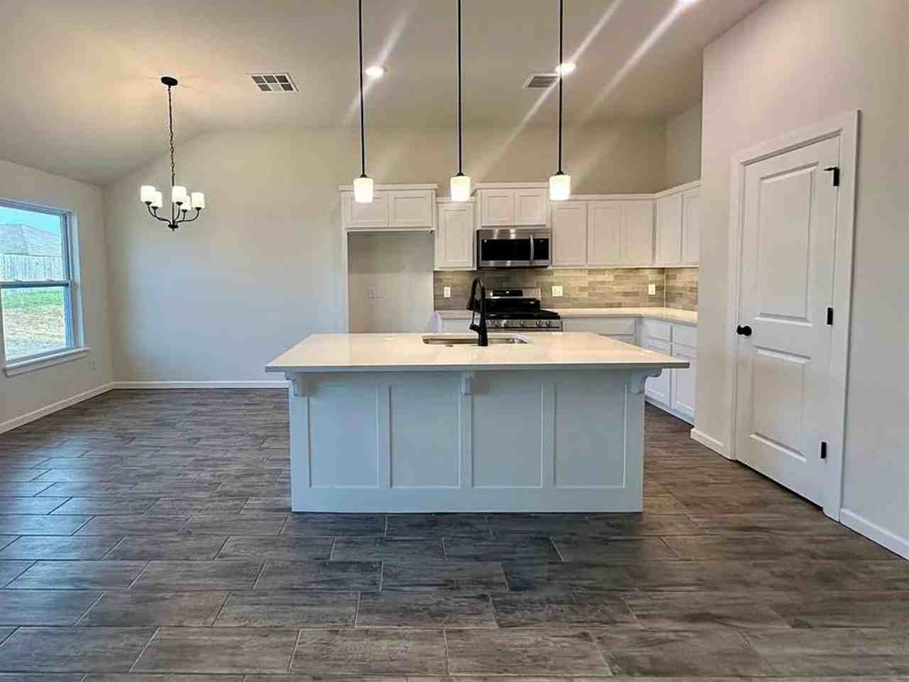 18220 Austin Ct - Photo 4 of 34