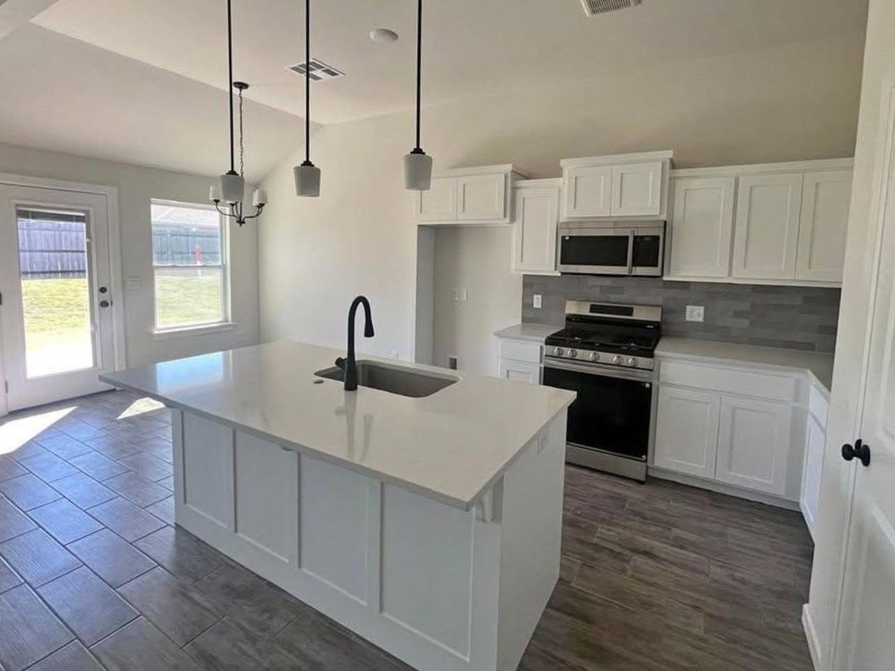18220 Austin Ct - Photo 5 of 34