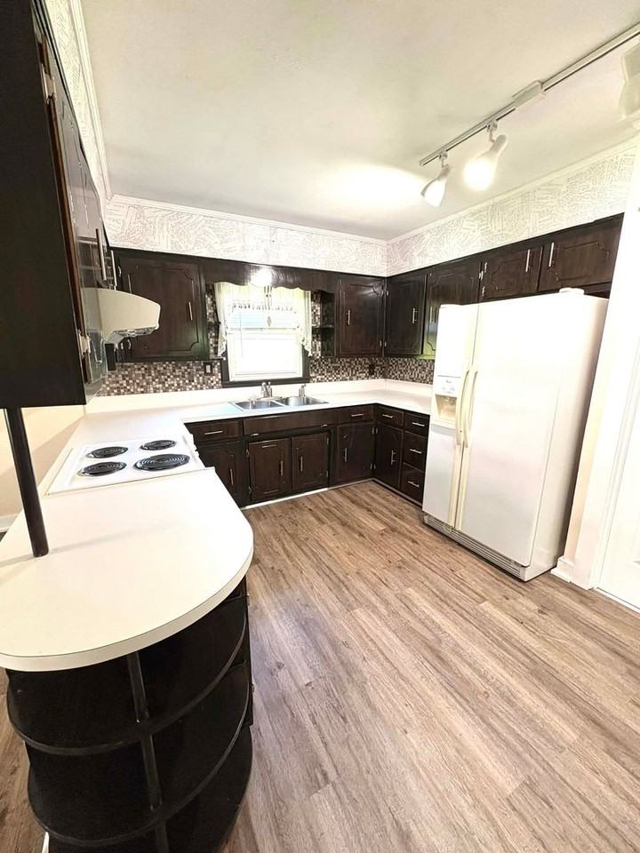 315 Green Acres Dr - Photo 3 of 13