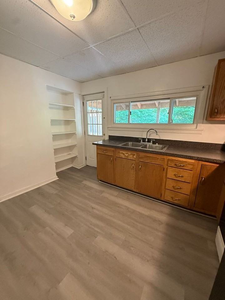 1102 Langtry St - Photo 4 of 14