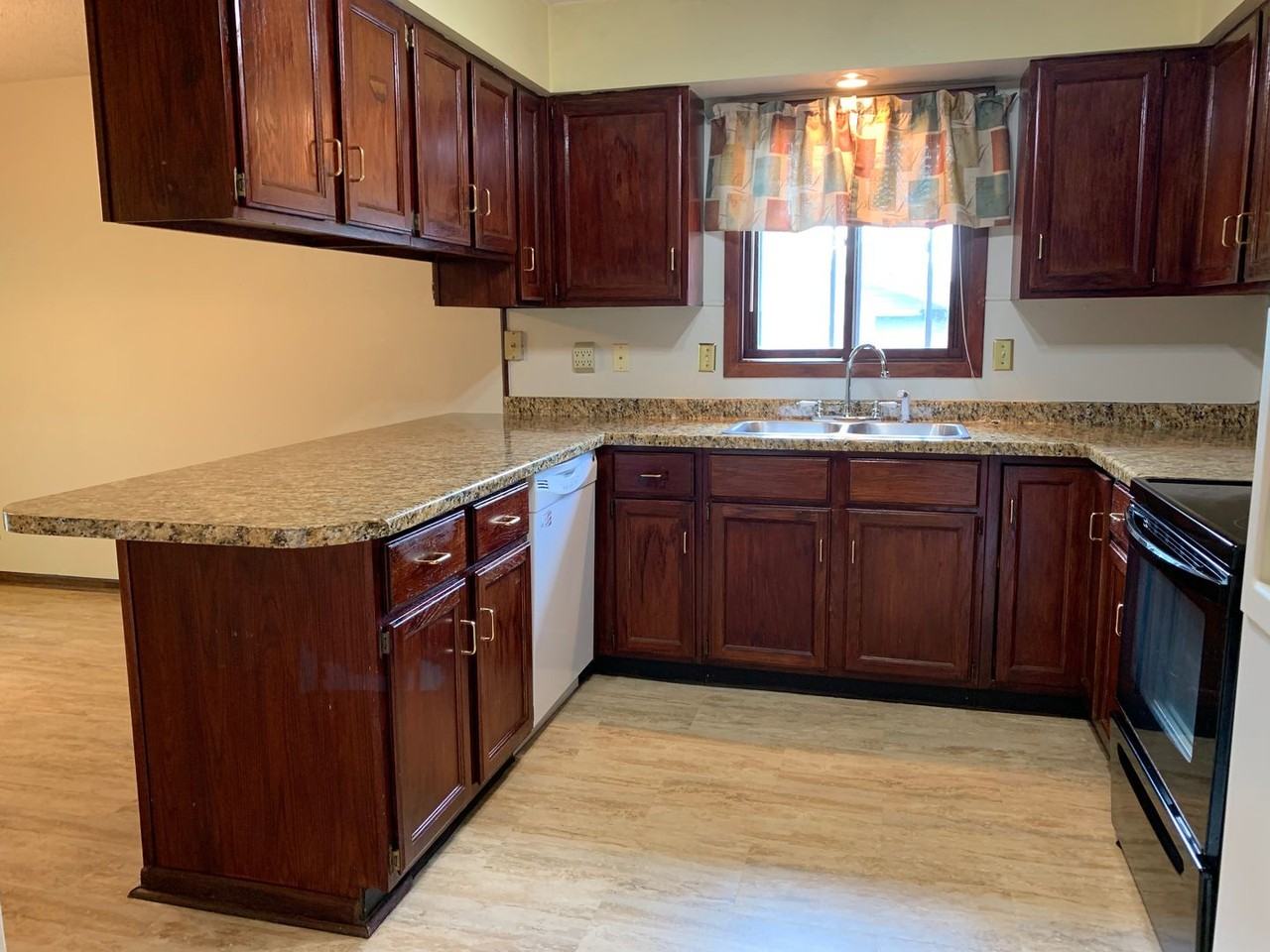 3303 Eddy Ln - Photo 4 of 24