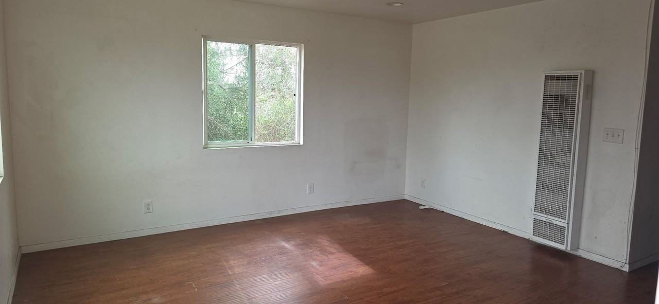 1120 W 93rd St - Photo 2 of 7