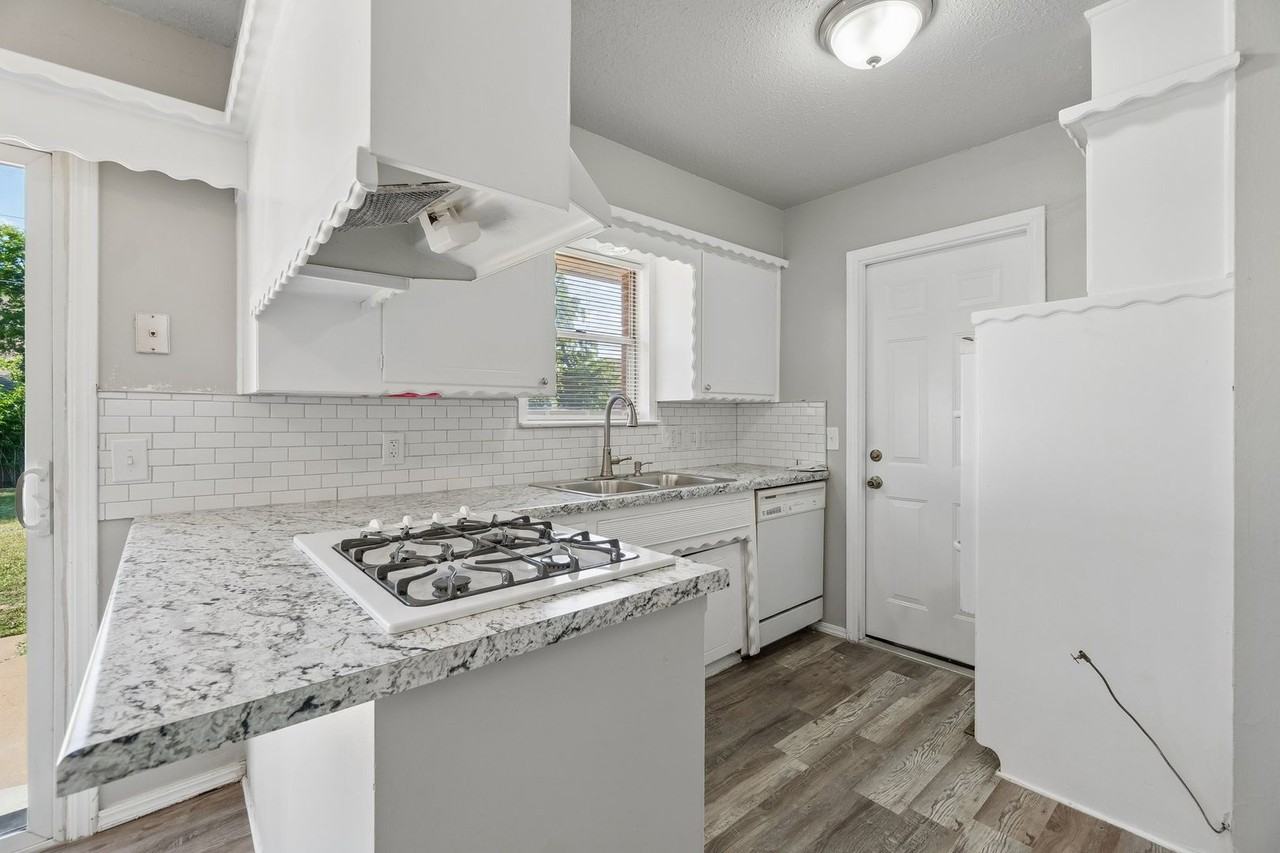 504 Armstrong St - Photo 4 of 11