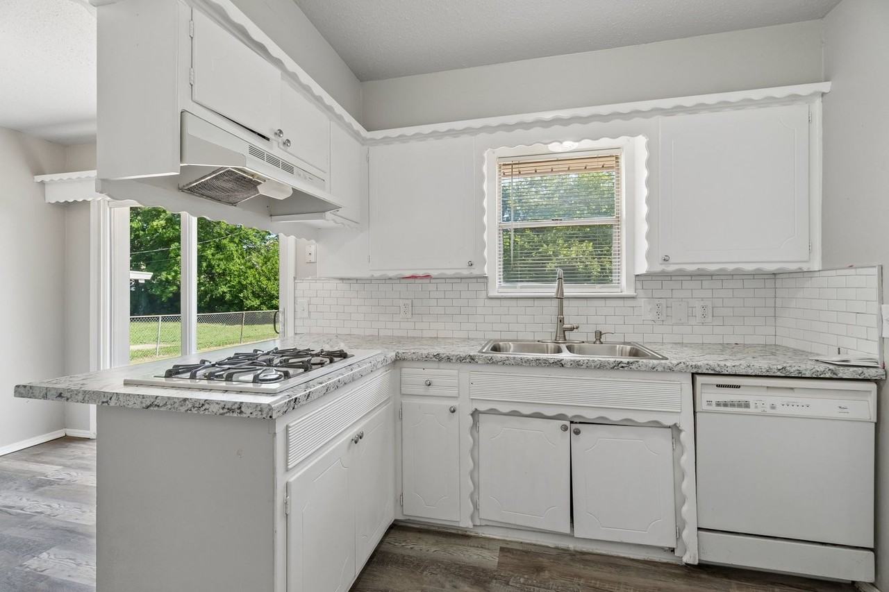 504 Armstrong St - Photo 5 of 11