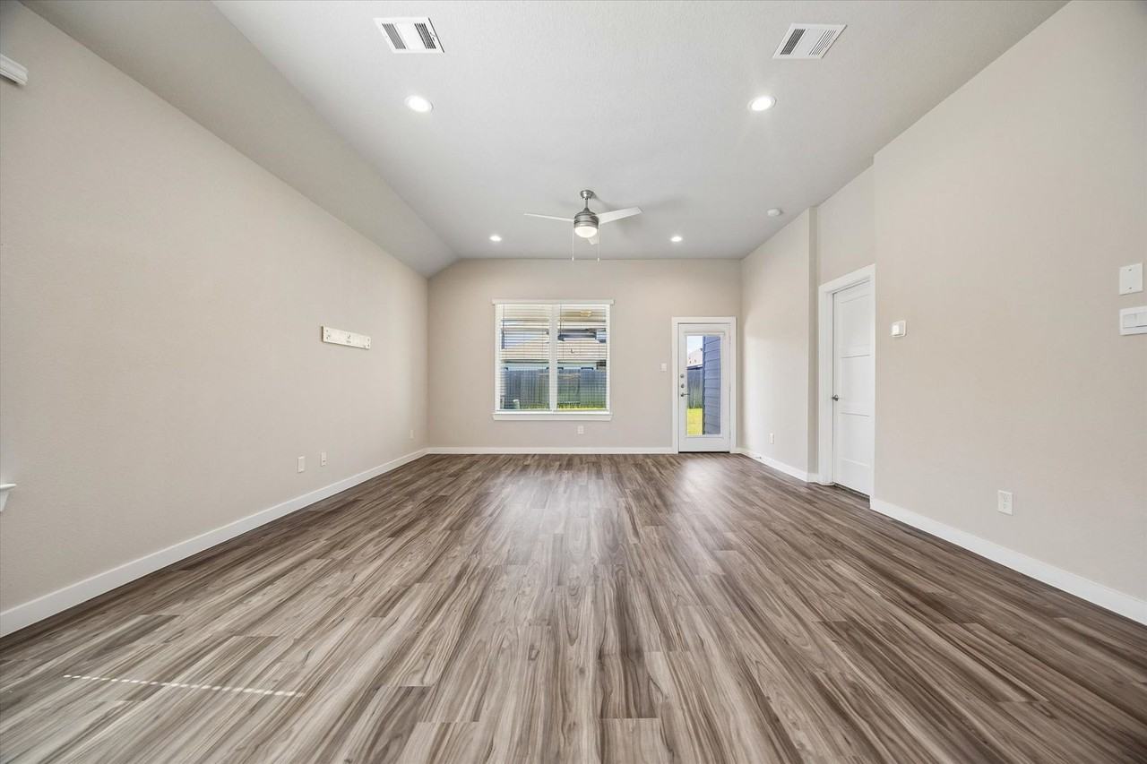 22843 Castello Lakes Dr - Photo 3 of 17