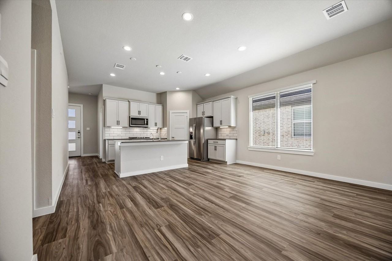 22843 Castello Lakes Dr - Photo 4 of 17