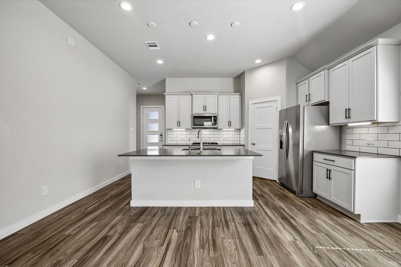 22843 Castello Lakes Dr - Photo 5 of 17