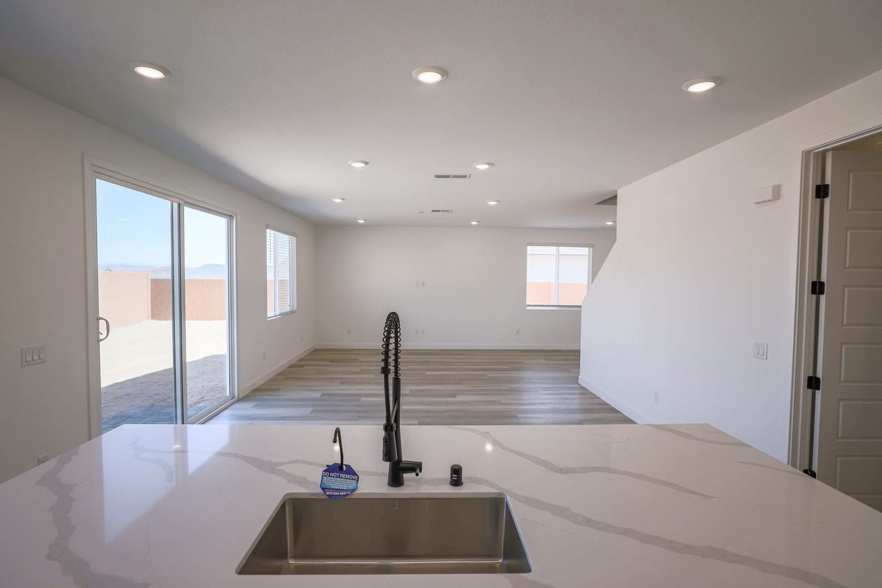 3068 W Orco Ln - Photo 7 of 43