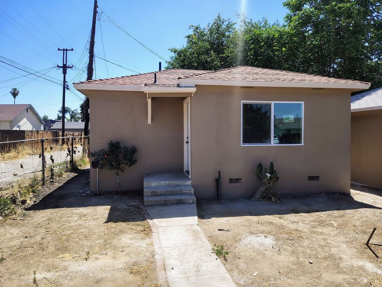 1202 Yosemite Dr - Photo 2 of 3