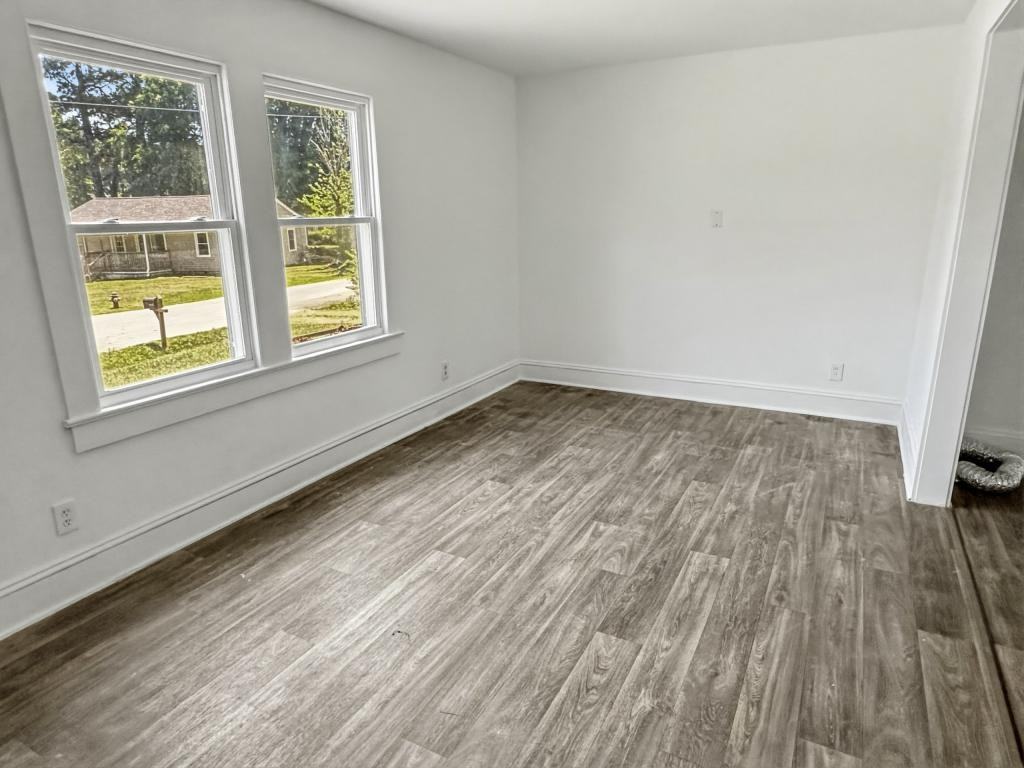 705 Windsor St - Photo 3 of 9
