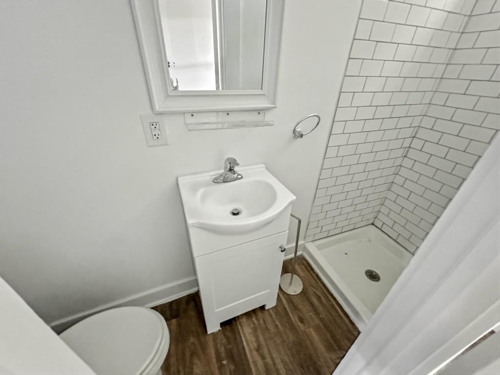 705 Windsor St - Photo 6 of 9