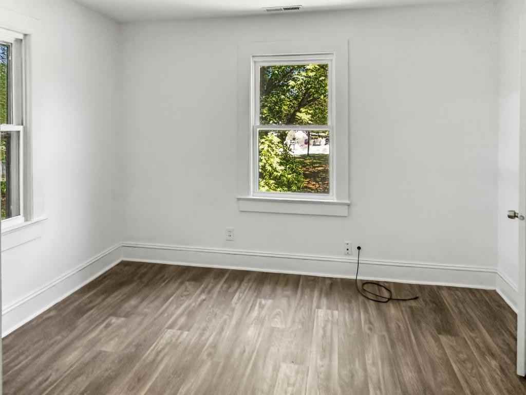 705 Windsor St - Photo 7 of 9