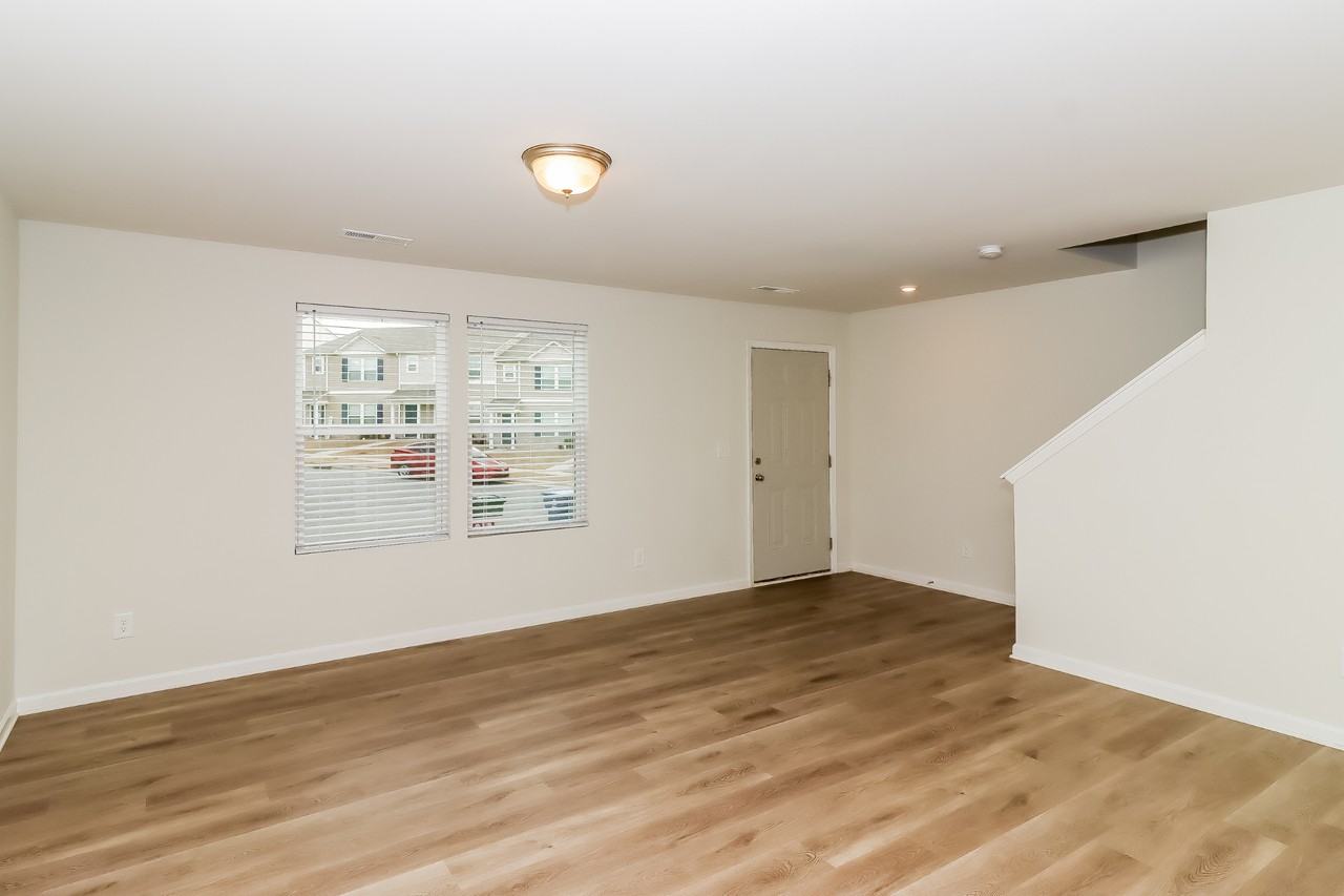 323 Century Dr - Photo 5 of 16