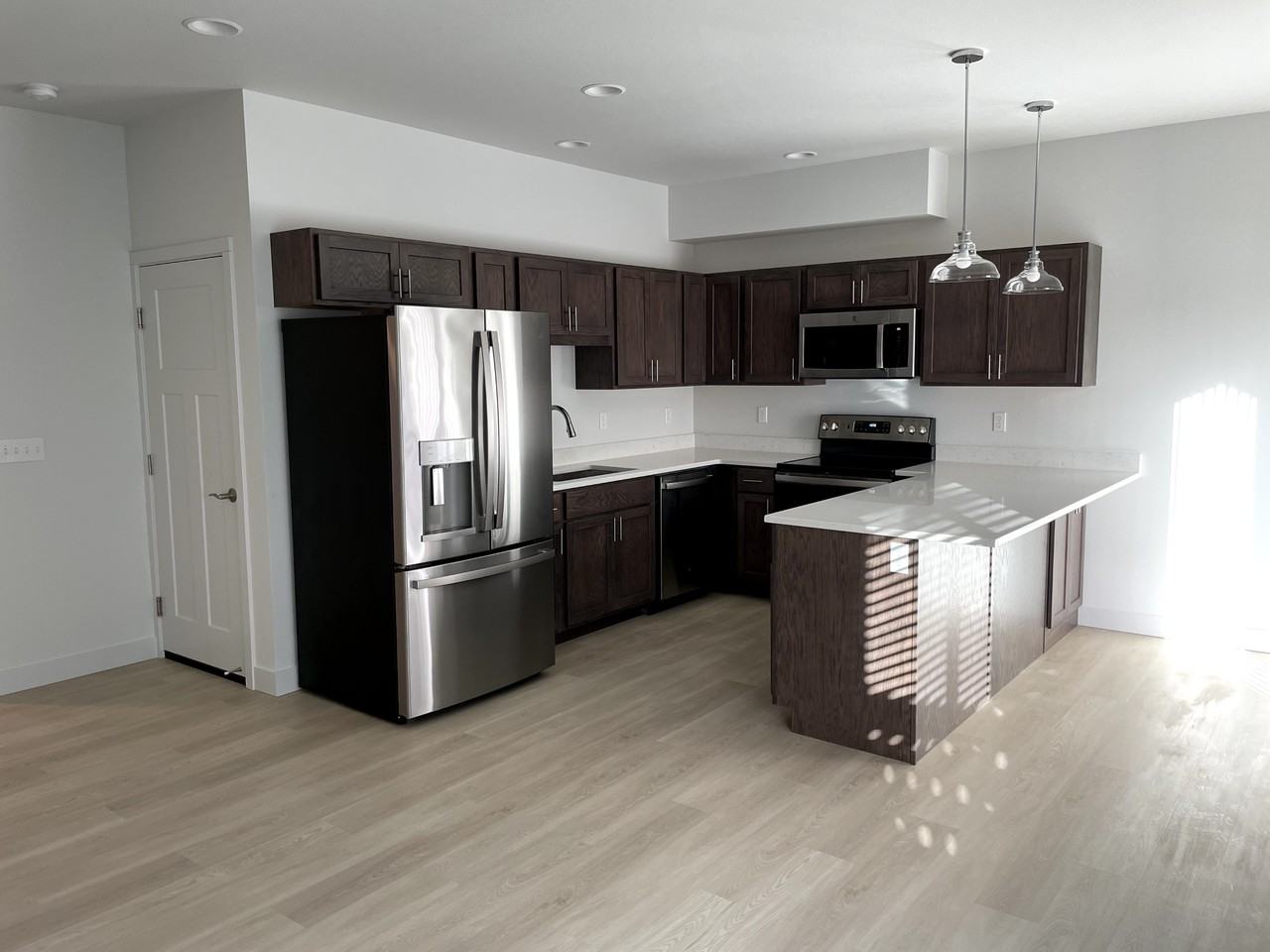 908 Oregon Ave S - Photo 5 of 21