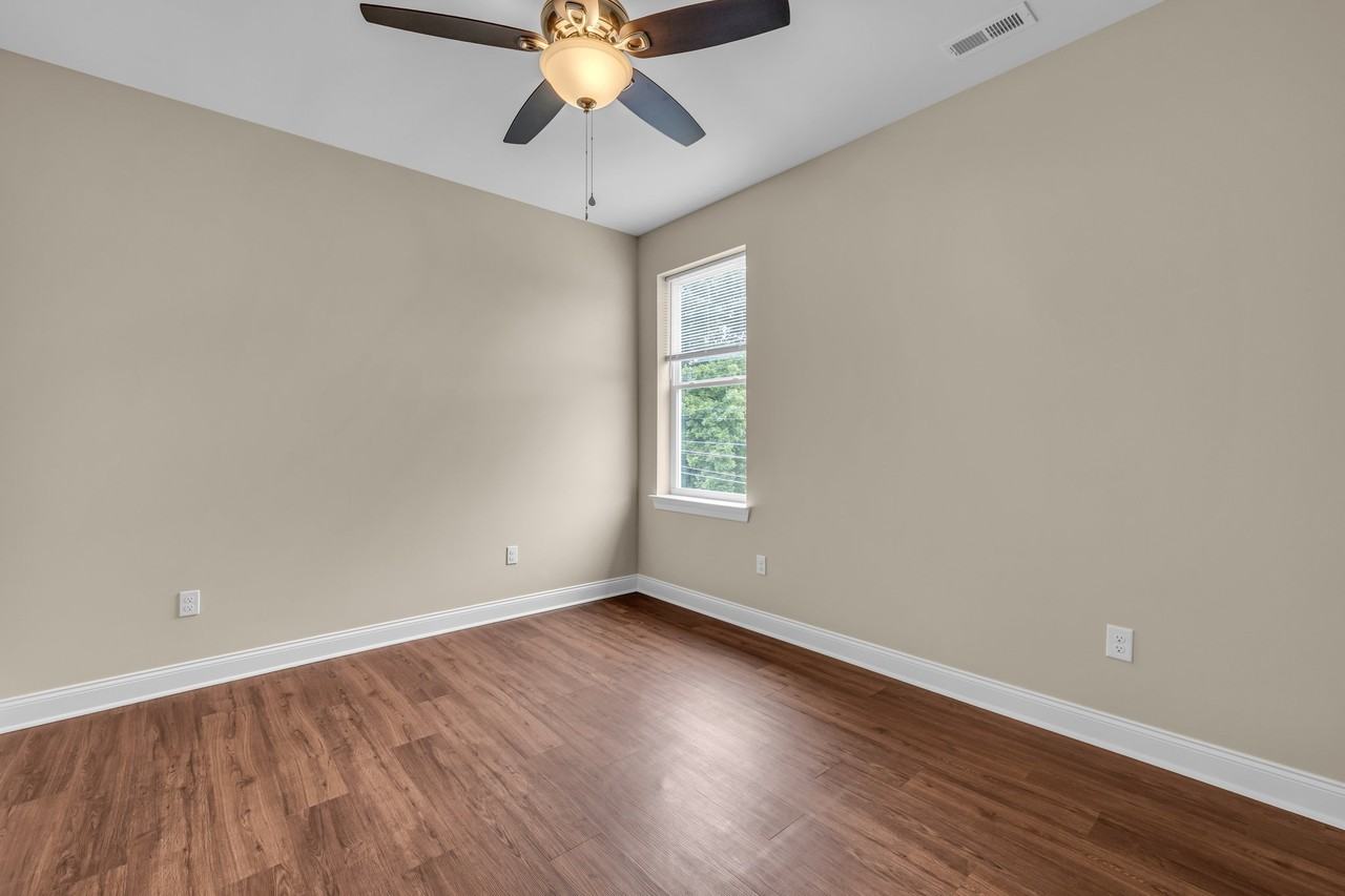 702 Moore St - Photo 7 of 25