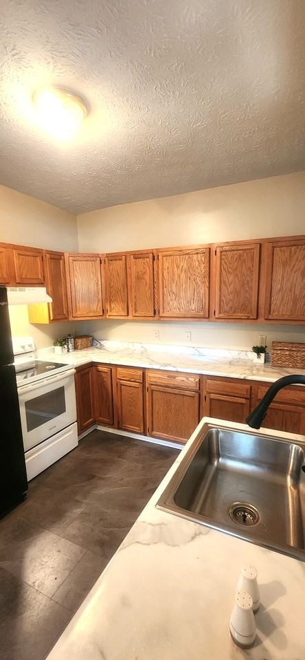 120 E School St - Photo 3 of 18