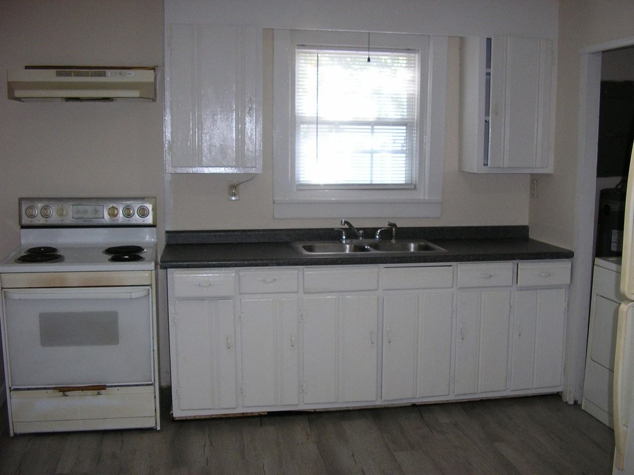 1424 Neal St - Photo 2 of 10