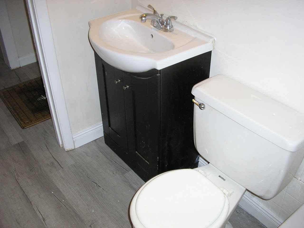 1424 Neal St - Photo 3 of 10