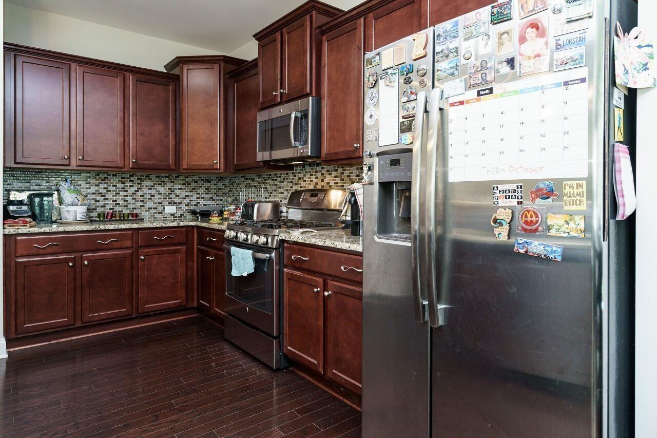 1011 Poplar St - Photo 5 of 25