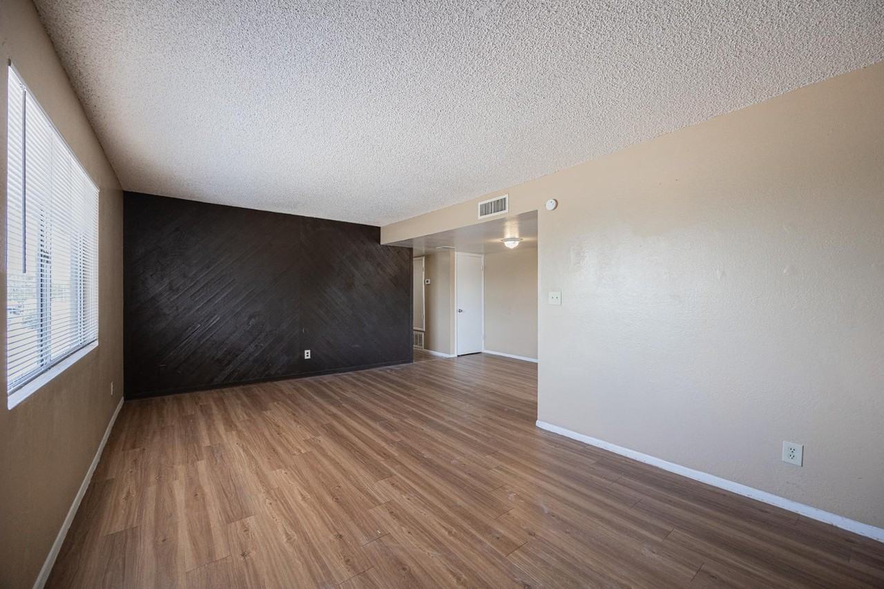 4724 E Portland St - Photo 3 of 16