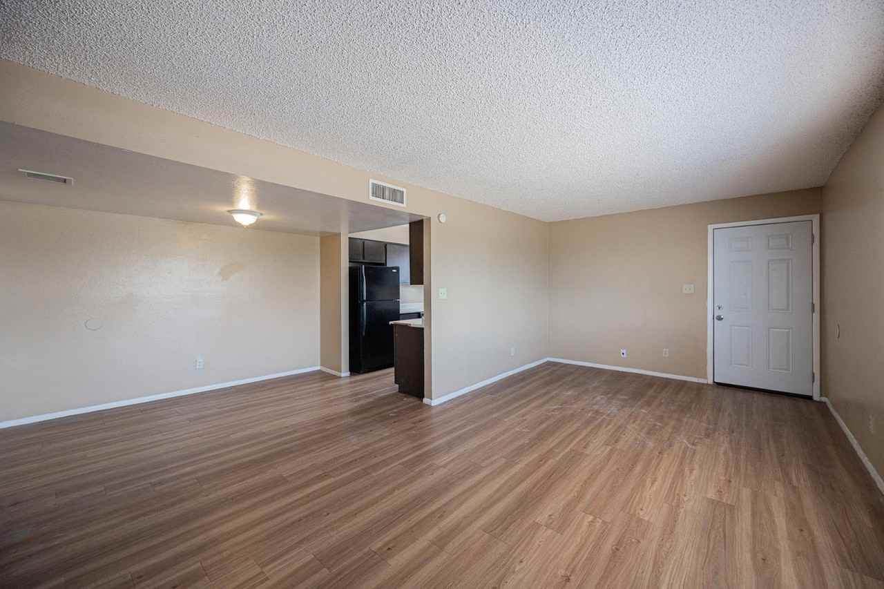 4724 E Portland St - Photo 5 of 16