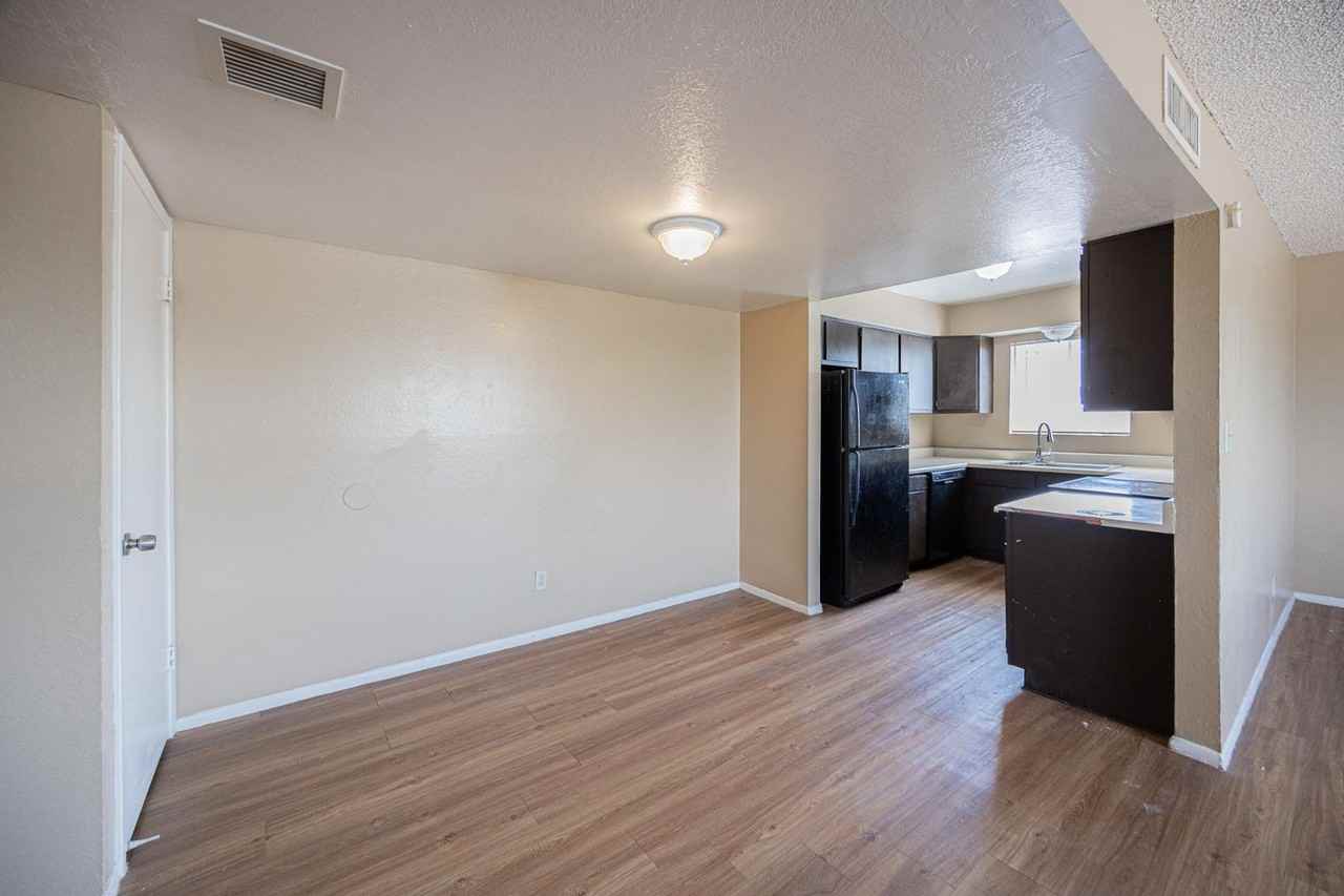 4724 E Portland St - Photo 6 of 16