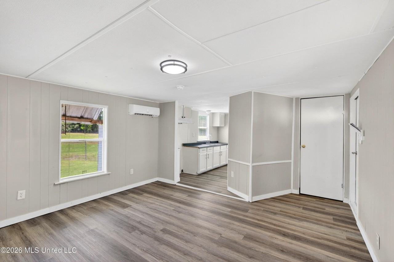 11213 Dobson Rd - Photo 5 of 16