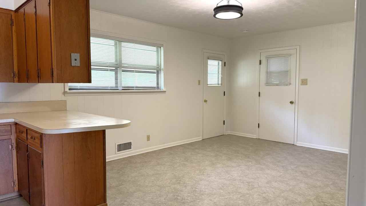 1805 Waterloo Ave - Photo 3 of 21