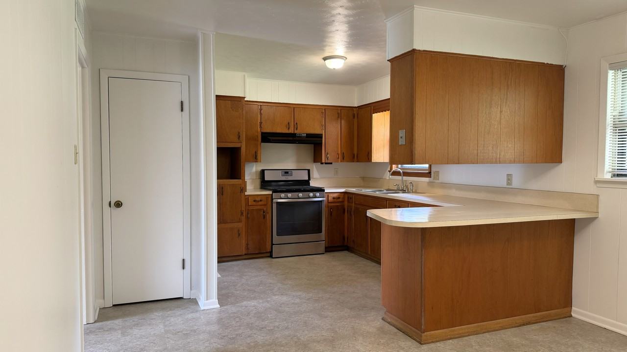 1805 Waterloo Ave - Photo 4 of 21