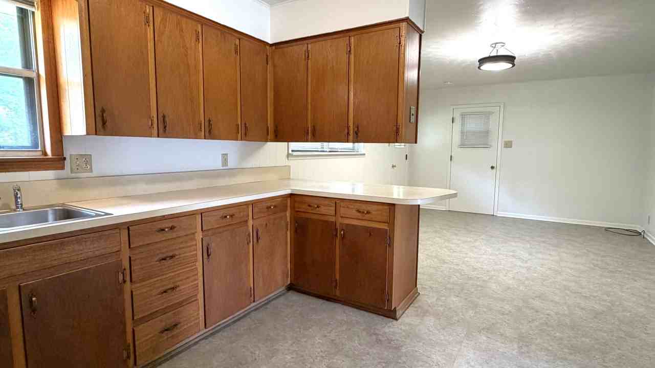 1805 Waterloo Ave - Photo 5 of 21