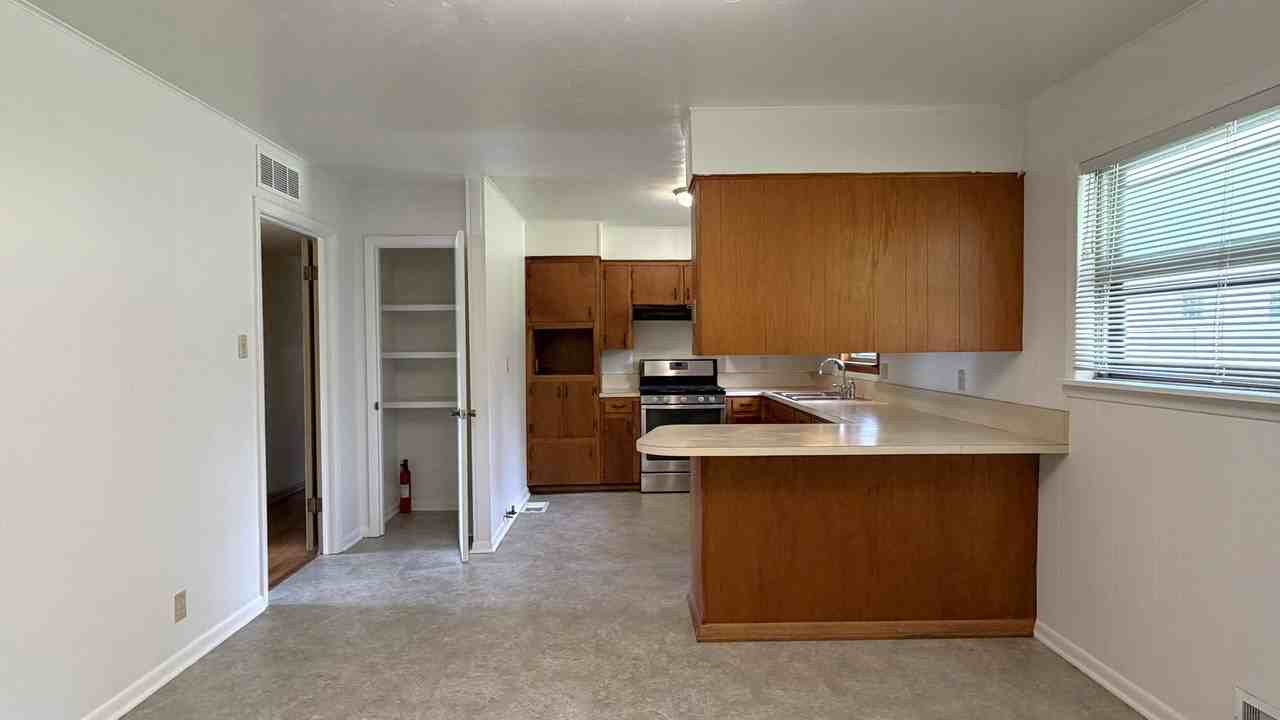 1805 Waterloo Ave - Photo 7 of 21