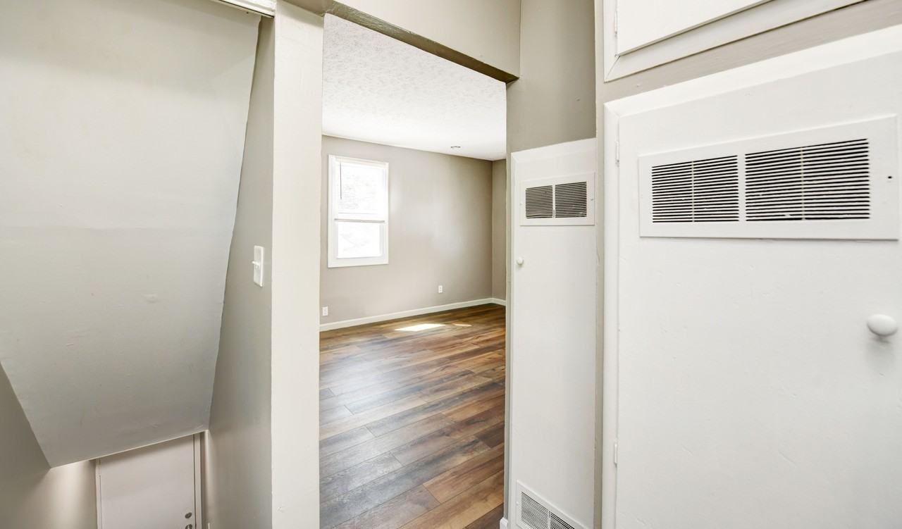 366 Wrexham Ave #366-1-2 - Photo 4 of 17