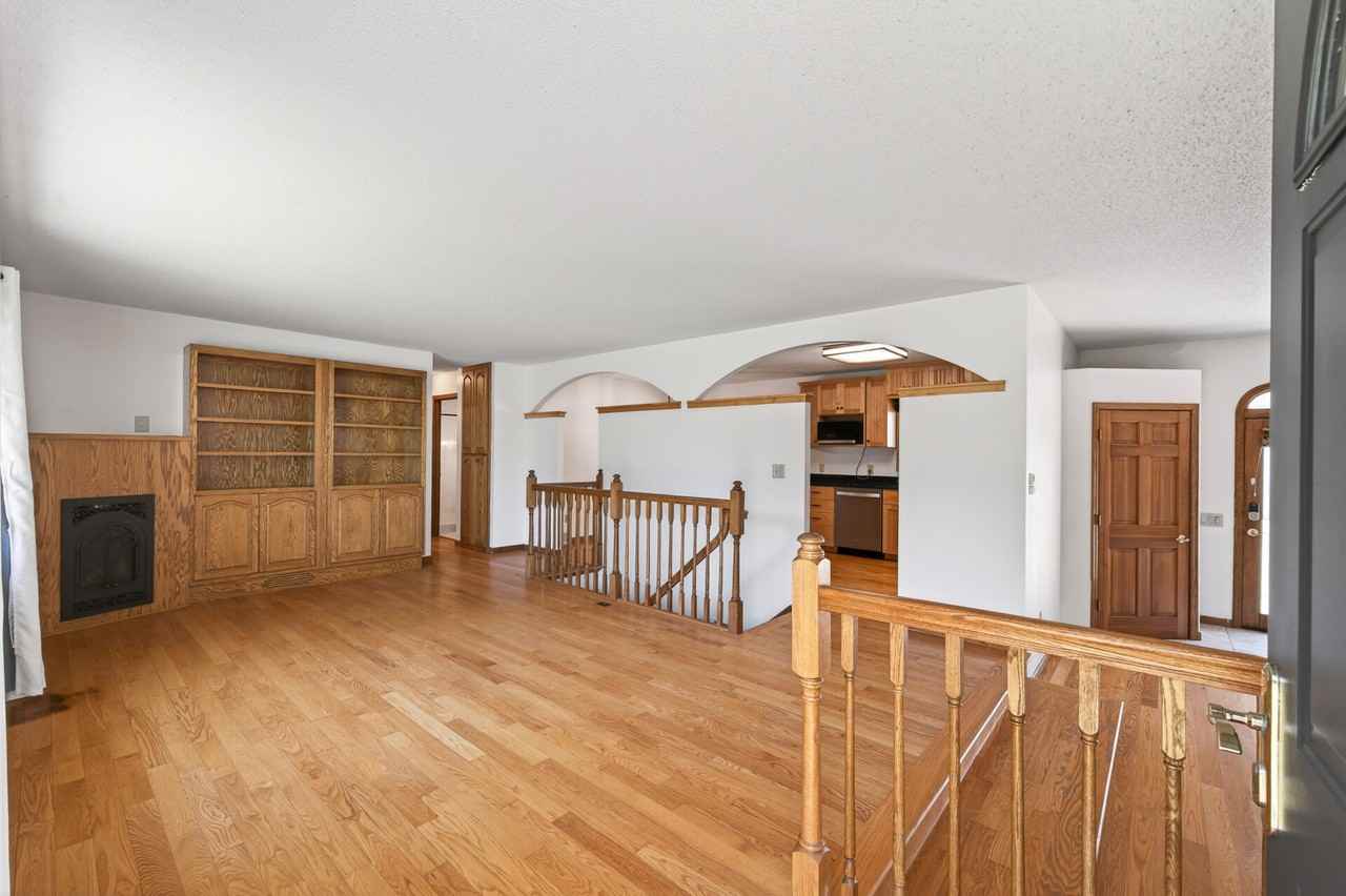 11209 Oregon Ave N - Photo 6 of 32