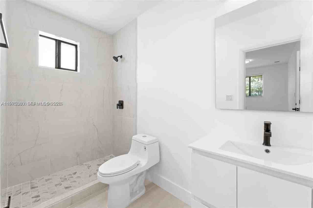 3712 Nw 13th Pl #2 - Photo 3 of 10