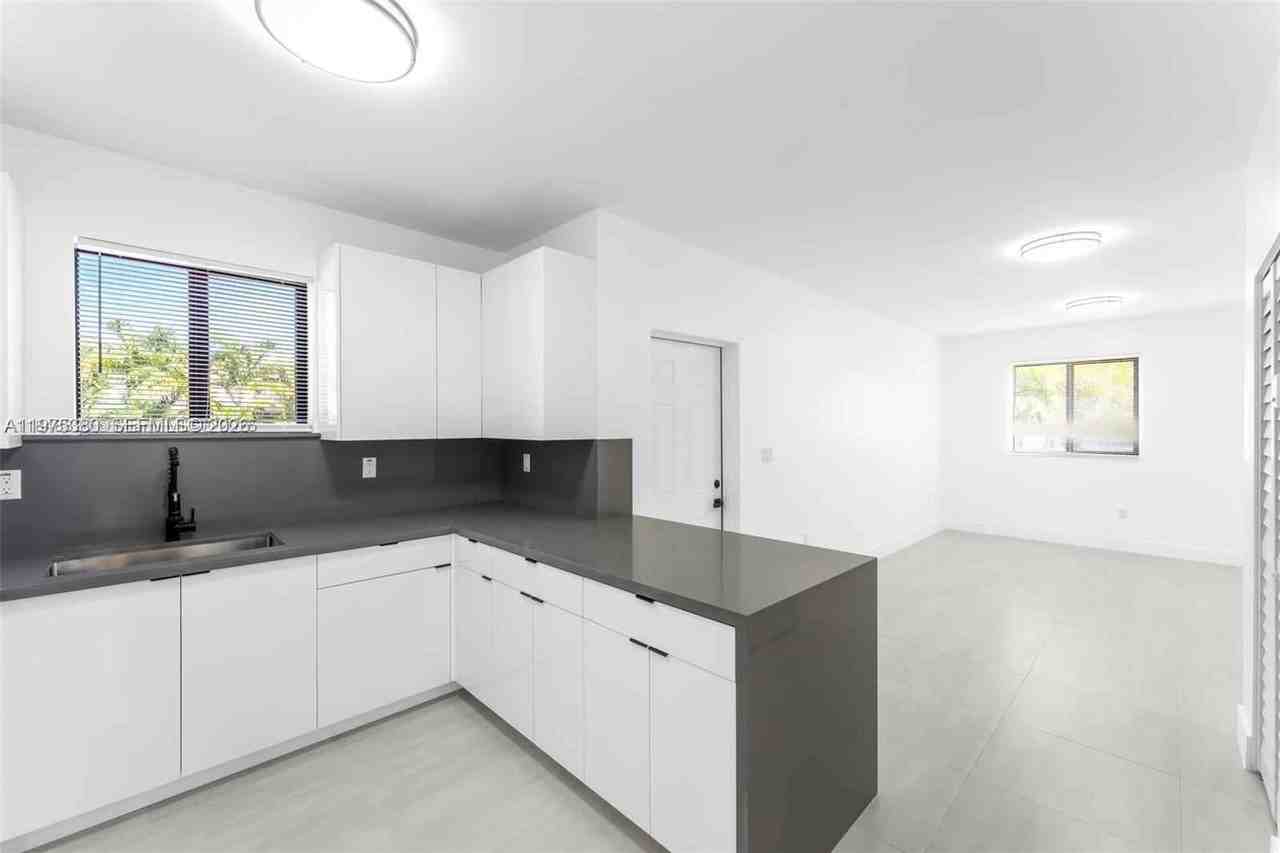 3712 Nw 13th Pl #2 - Photo 6 of 10