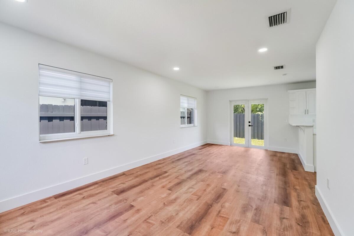 1293 Nw 38th St - Photo 4 of 18