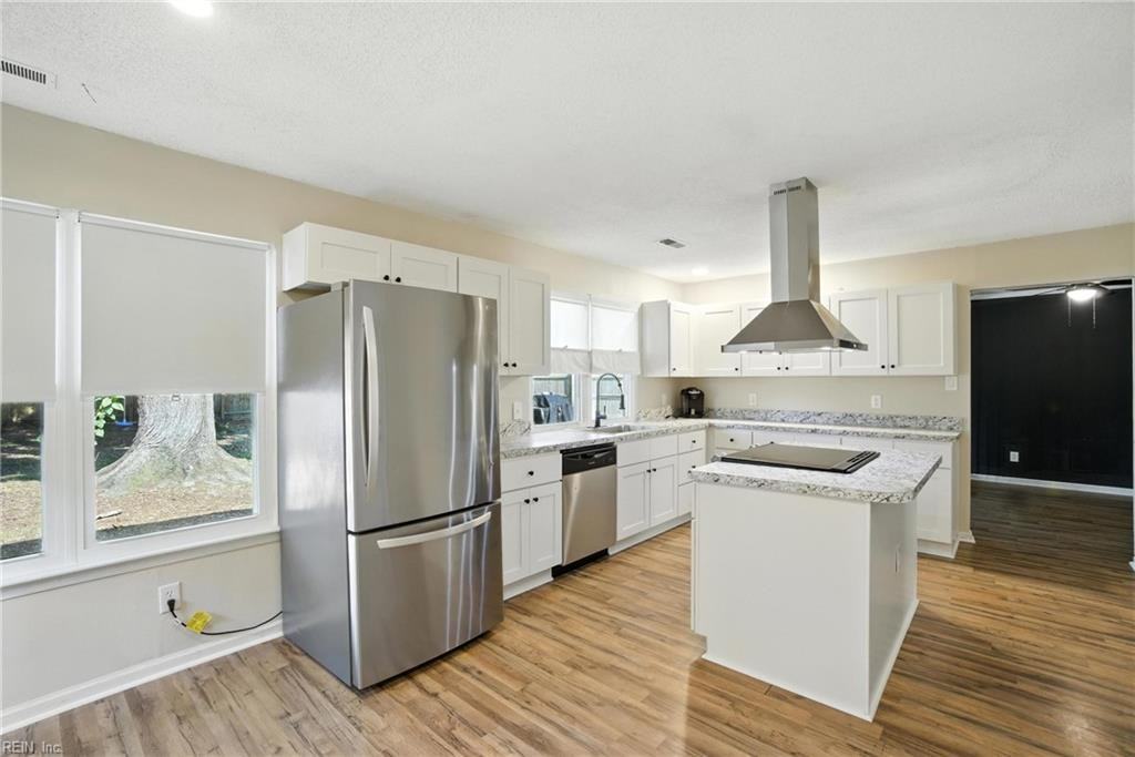1005 Scarlet Oak Ct S - Photo 2 of 10