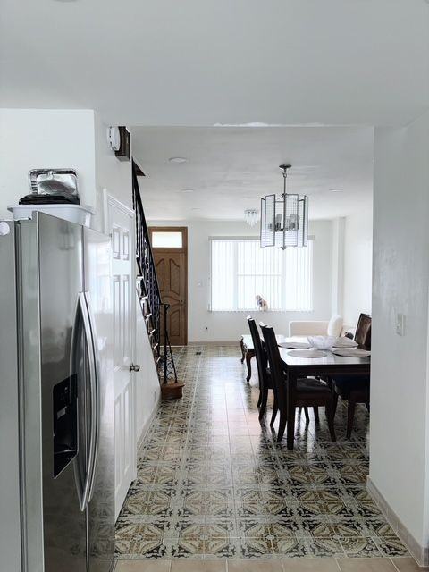 1847 Gladstone St - Photo 3 of 12